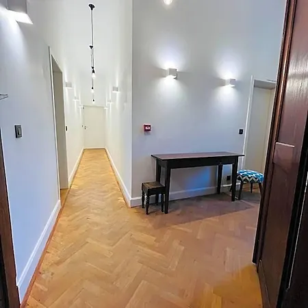 לינה וארוחת בוקר Peter House 4*